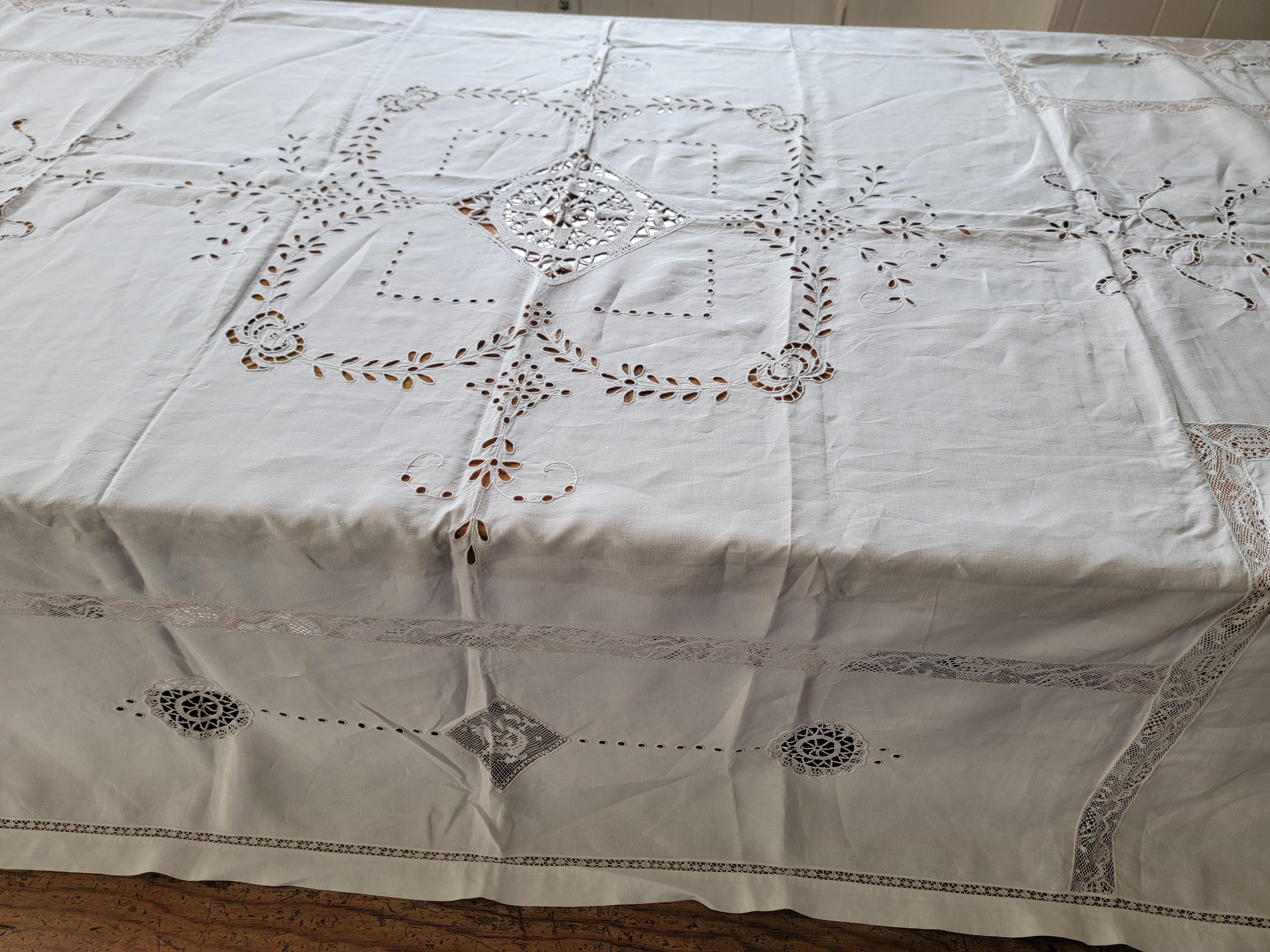 ヴィンテージリネンテーブルクロス（ハンドフィレレースと刺繍入り 