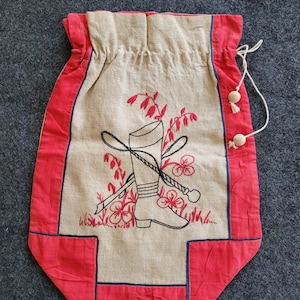 Bolso de mano antiguo de lino bordado con motivos ecuestres.