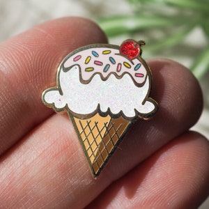 Anstecknadel - Eistüte mit einer Kirsche - Weiß + Streusel - Emaille Pin - Anstecknadel