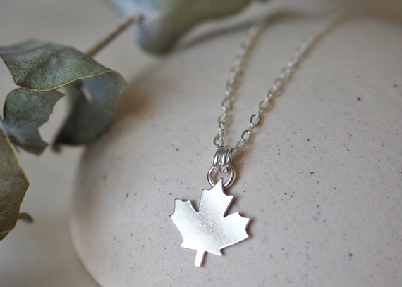 Autumn Japanese Maple Leaf 18K Gold Necklace - Shop paper diamond® Necklaces  - Pinkoi
