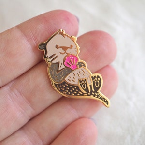 Lapel Pin Hot Pink Shell Sea Otter image 2