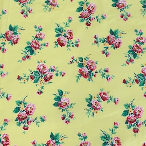 1950年代の黄色の花柄プリントの光沢のあるコットン生地、8.9ヤード、ピンクの花柄の光沢のあるヴィンテージコットン裁縫生地、室内装飾用ドレスメイキング