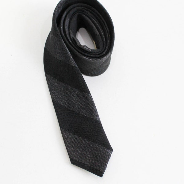 60er Jahre Dünne Krawatte, Schwarz grau gestreifte Krawatte von The Straw Label, Geschenk für Ihn