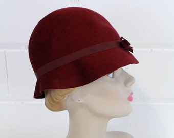 Chapeau Cloche Femme Vintage Feutre Laine - Rouge Bordeaux Avec Plume, Années 40/50