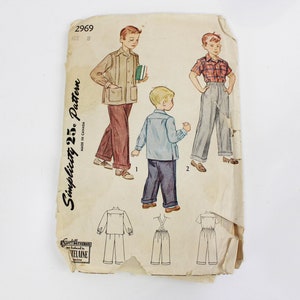 以下が含まれることがあります： 男の子用ヴィンテージSimplicity 25¢パターン。3つの衣装のイラスト：ジャケットとパンツ、ボタンダウンシャツとパンツ、半袖シャツとパンツ。パターンにはサイズ8が含まれています。カナダ製。