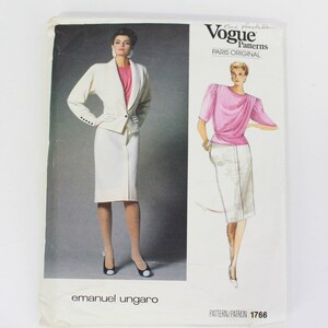 Pode incluir: Padrão de costura Vogue Patterns Paris Original 1766 de Emanuel Ungaro com um conjunto de saia branco e uma blusa rosa.