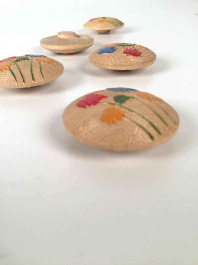 Vintage 1940/'s Red Blue /& Yellow Painted Floral Wooden Novelty Buttons 5 Pieces 1 18 Cute! Sold as a Lot Pressed Wood Shank Buttons