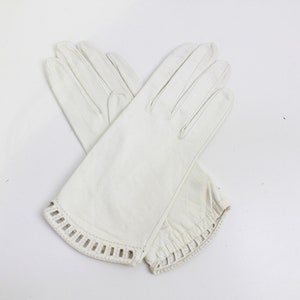 1940/50s White Leather Gloves with Cut Out Trim, Kid Leather, Driving Gloves, Vintage Driving Gloves, Vintage Bridal Gloves image 1