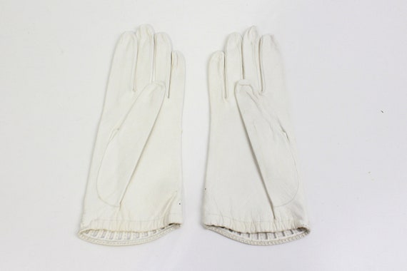 1940/50s White Leather Gloves with Cut Out Trim, … - image 5