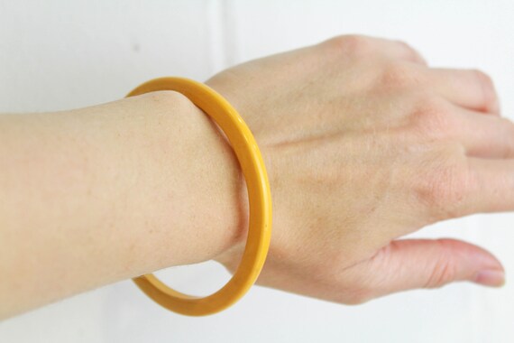 1940s Bakelite Bangle, Yellow Vintage Bakelite Br… - image 5