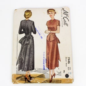 Peut inclure: Patron de couture vintage McCall's pour une robe, avec deux illustrations de femmes portant la robe. Le numéro du patron est 7446, taille 14, tour de poitrine 85 cm. Le texte "Robe pour femmes" est imprimé sur le patron.