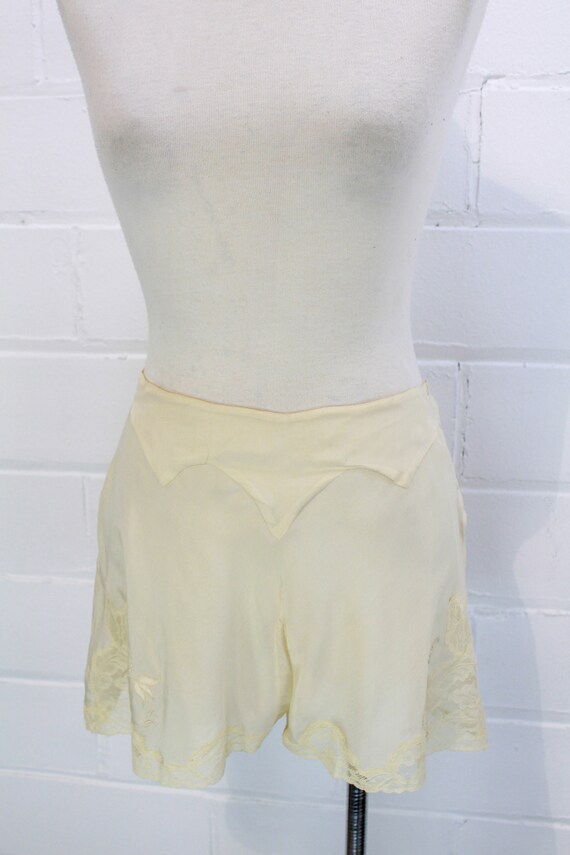 1920s Cream Silk Tap Shorts with Embroidery, Shap… - image 6