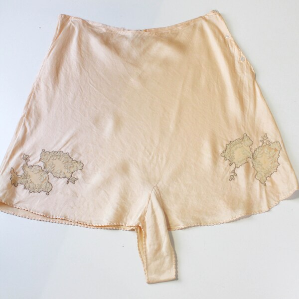 1930s 40s Silk Tap Pants, Blush Pink, Lace Leg Detail, Yolande Hand Made, Vintage Lingerie Bloomers/Shorts