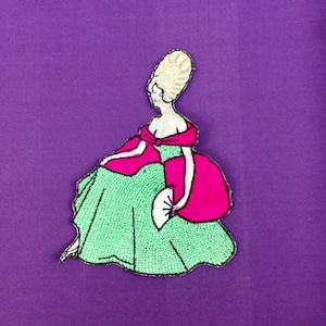 1920 年代の扇子アップリケ付き女性、大きな機械刺繍の緑とフクシアのパッチ、5 5/8 インチのマリー アントワネット、10 個、個別販売