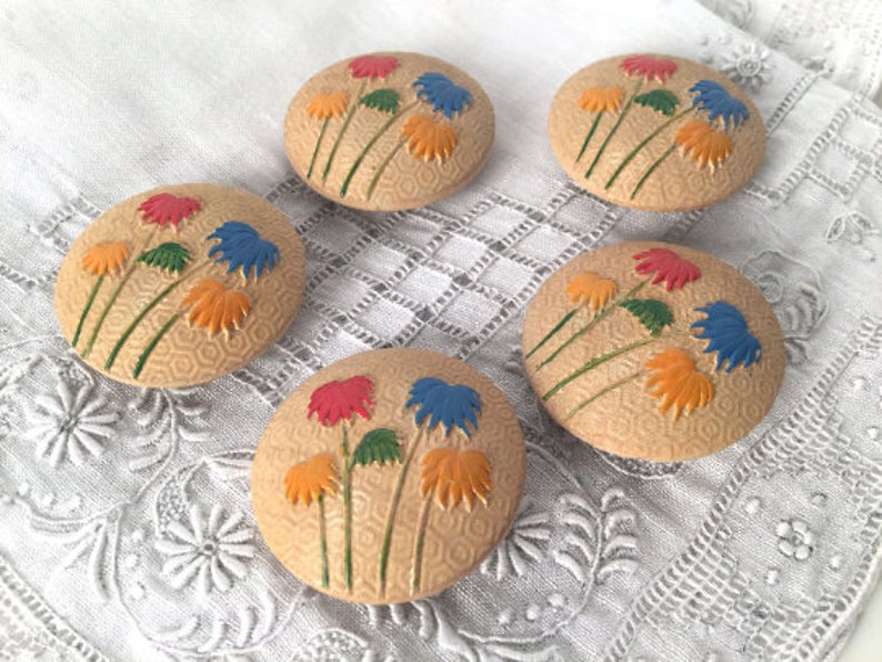Vintage 1940/'s Red Blue /& Yellow Painted Floral Wooden Novelty Buttons 5 Pieces 1 18 Cute! Sold as a Lot Pressed Wood Shank Buttons