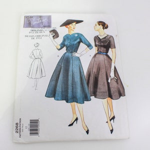 Pode incluir: Padrão de costura vintage para um vestido com saia cheia. O padrão é para os tamanhos 12-18 e é de 1951. O padrão mostra duas mulheres usando o vestido, uma com um estampado de xadrez azul e branco e a outra com um preto sólido.