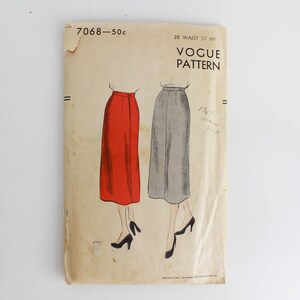 Pode incluir: Padrão de costura vintage Vogue para uma saia, número do padrão 7068, tamanho 28 de cintura, 37 de quadril. O padrão mostra duas ilustrações de uma saia, uma vermelha e uma cinza.