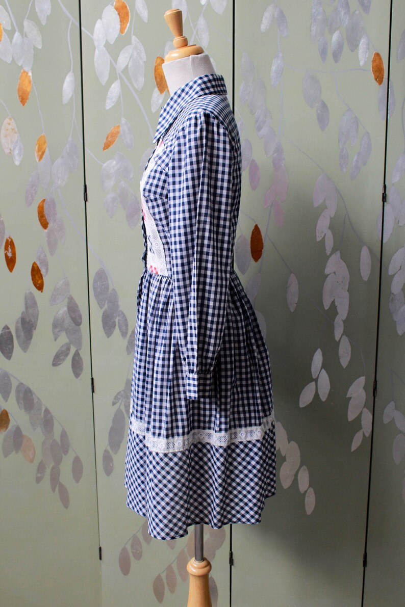 1970s blue white gingham check button up shirt dress with large collar, red and white contrast check patchwork squares and lace border on front, gathered skirt, long sleeves coastal cowgirl
