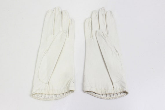 1940/50s White Leather Gloves with Cut Out Trim, … - image 4