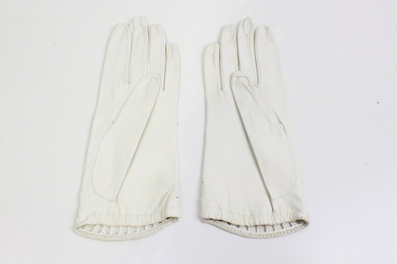 1940/50s White Leather Gloves with Cut Out Trim, Kid Leather, Driving Gloves, Vintage Driving Gloves, Vintage Bridal Gloves image 4