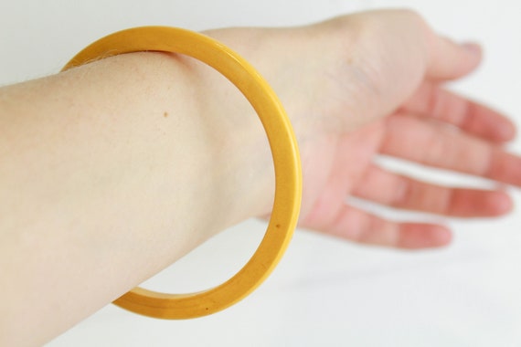 1940s Bakelite Bangle, Yellow Vintage Bakelite Br… - image 6