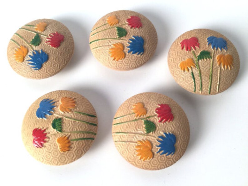 Vintage 1940/'s Red Blue /& Yellow Painted Floral Wooden Novelty Buttons 5 Pieces 1 18 Cute! Sold as a Lot Pressed Wood Shank Buttons