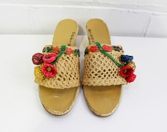 1950s Raffia Sandals with Flowers, US 7, Vintage 50s Straw Souvenir Tiki Mule Sandals