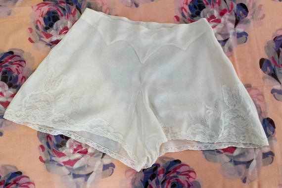 1920s Cream Silk Tap Shorts with Embroidery, Shap… - image 1