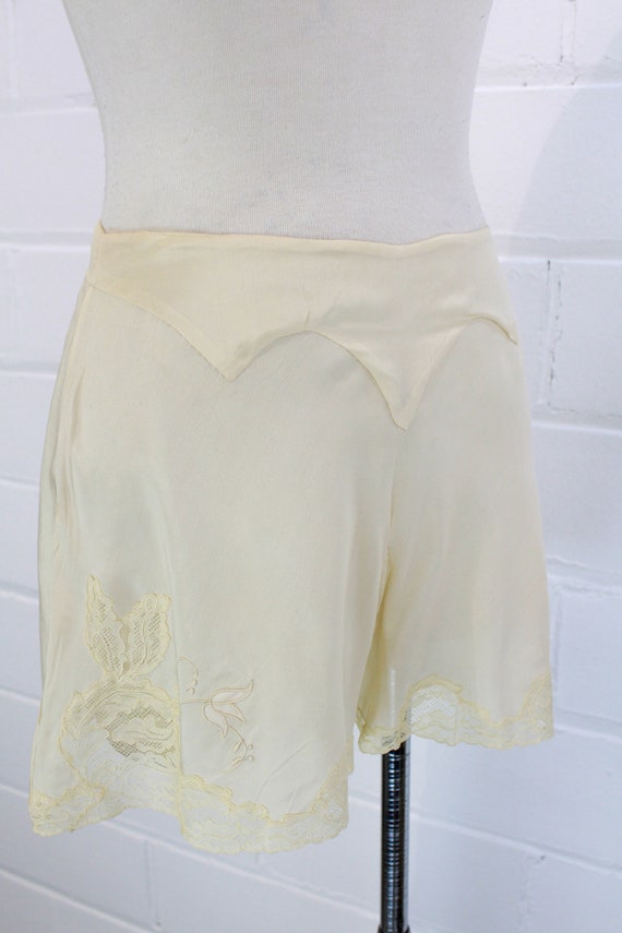 1920s Cream Silk Tap Shorts with Embroidery, Shap… - image 4