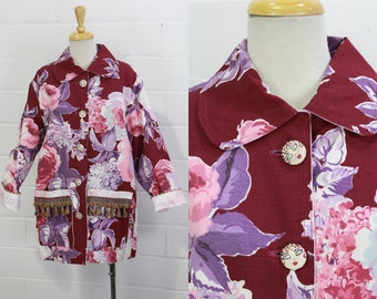 Vintage Upcycled Lila Floral Print Jacke, Medium, One of a Kind, Aufnäher Taschen, Quasten Borte, handbemalte Gesichtsknöpfe