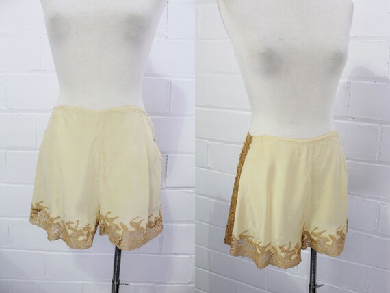 Antique 1930s/40s Beige Silk and Lace Tap Shorts,