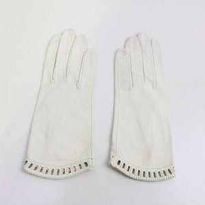 1940/50s White Leather Gloves with Cut Out Trim, Kid Leather, Driving Gloves, Vintage Driving Gloves, Vintage Bridal Gloves image 2