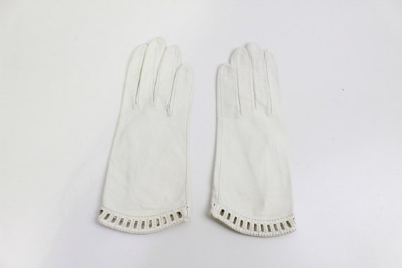 1940/50s White Leather Gloves with Cut Out Trim, … - image 2