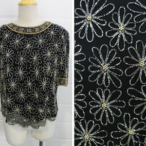 Haut perlé à motif marguerite des années 1980, moyen, haut à manches courtes en soie noire perlé floral vintage