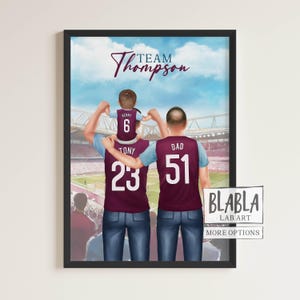 Peut inclure: Une illustration numérique d'un père et de son fils portant des maillots de football assortis. Le maillot du père porte le numéro 51 et celui du fils le numéro 23. Le père porte son fils sur ses épaules. Le texte "TEAM Thompson" est en haut de l'image.