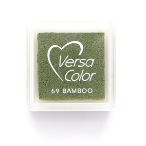 K&ouml;nnte beinhalten: Ein gr&uuml;nes Stempelkissen mit dem Text "VersaColor" und "69 BAMBOO" darauf.
