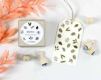 Mini Conjunto de Carimbos FOLHAS, 9 pequenos carimbos de folhas em uma caixa de presente.