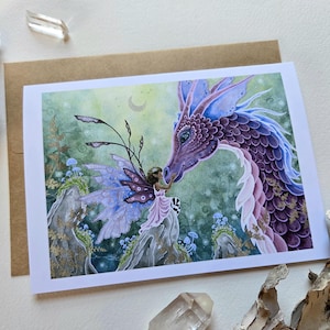 Könnte beinhalten: Ein Fantasy-Kunstdruck mit einem lila und blauen Drachen, der mit einer Fee interagiert. Die Fee hat lila Flügel und ein rosa Kleid. Der Hintergrund ist ein grüner Wald mit Pilzen und einem Halbmond.