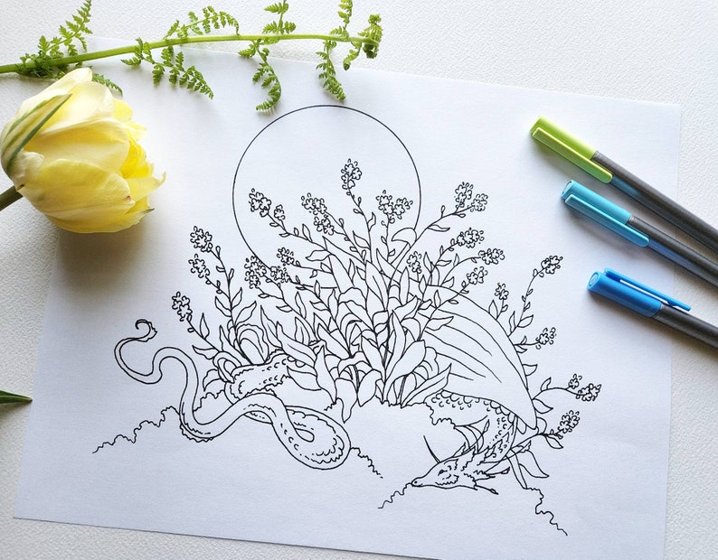 Puede incluir: Un dibujo en blanco y negro de un drag&oacute;n enroscado en un lecho de flores. El drag&oacute;n est&aacute; rodeado de una luna llena y flores.