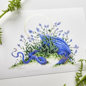 K&ouml;nnte beinhalten: Ein Aquarellbild eines blauen Drachen, der sich in einem Bett aus blauen Vergissmeinnicht-Blumen zusammenrollt. Der Drache hat einen langen, schlanken K&ouml;rper und einen kleinen, zarten Kopf. Die Blumen sind in einem lockeren, flie&szlig;enden Muster um den Drachen herum angeordnet. Das Bild ist vor einem wei&szlig;en Hintergrund mit einem goldenen Kreis im Hintergrund platziert.