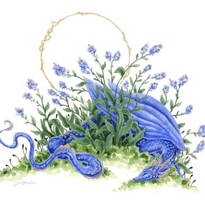 K&ouml;nnte beinhalten: Ein Aquarellbild eines blauen Drachen, der sich in einem Bett aus blauen Vergissmeinnicht-Blumen zusammenrollt. Ein goldener Kreis befindet sich &uuml;ber dem Drachen.
