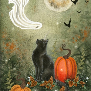 Puede incluir: Un gato negro con un cuerno blanco se sienta frente a una gran calabaza naranja. El gato está mirando hacia arriba a un fantasma blanco flotando en el aire. El fondo es un bosque verde oscuro con una luna llena y murciélagos volando en el cielo.