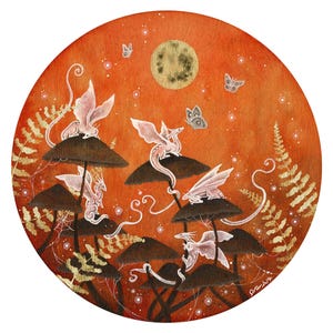 Pode incluir: Uma pintura em aquarela de uma cena caprichosa com dragões de fadas cor-de-rosa empoleirados em tampas de cogumelos. O fundo é de um laranja quente com lua cheia e estrelas brilhantes. Os dragões têm asas delicadas e estão rodeados de samambaias e orbes brilhantes.