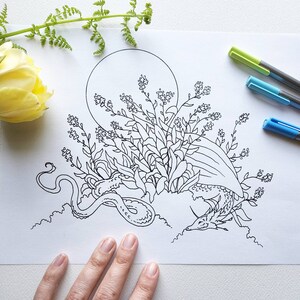 Puede incluir: Un dibujo en blanco y negro de un drag&oacute;n enroscado alrededor de una flor con una luna en el fondo.
