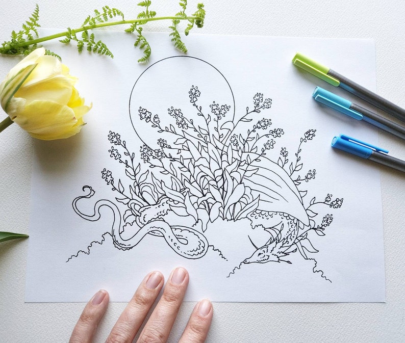 Puede incluir: Un dibujo en blanco y negro de un drag&oacute;n enroscado alrededor de una flor con una luna en el fondo.