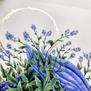 K&ouml;nnte beinhalten: Aquarellmalerei von blauen Vergissmeinnicht-Blumen mit gr&uuml;nen Bl&auml;ttern und einem goldenen Kreis darum.