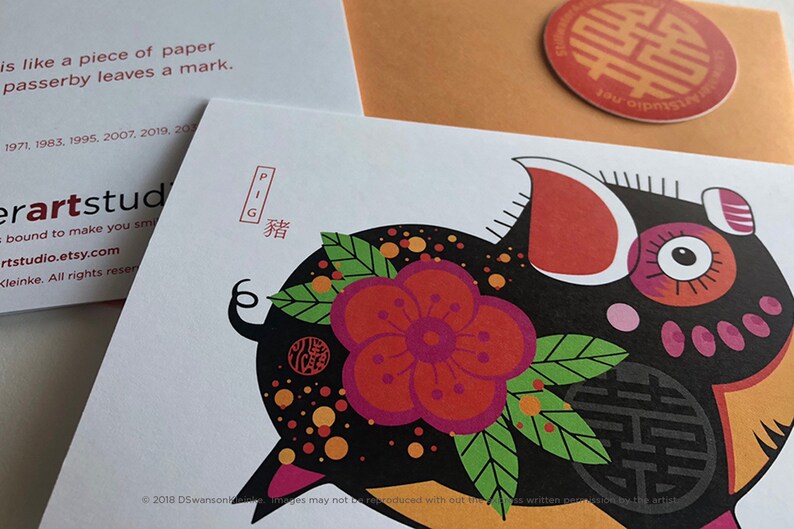K&ouml;nnte beinhalten: Eine schwarze und rote Illustration eines Schweins mit einer rosa Blume und gr&uuml;nen Bl&auml;ttern. Das Schwein ist von orangefarbenen und gelben Punkten umgeben. Das chinesische Schriftzeichen f&uuml;r "Schwein" ist in Rot &uuml;ber dem Schwein geschrieben. Der Text "PIG" ist in Rot &uuml;ber dem Schriftzeichen geschrieben. Der Text "2018 DSwansonKleinke. Images may not be reproduced without the artist's written permission." ist in Schwarz am unteren Rand des Bildes geschrieben.