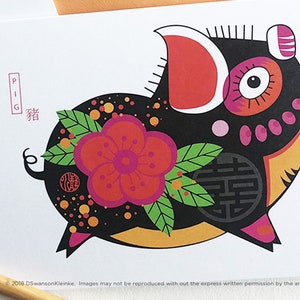 K&ouml;nnte beinhalten: Eine Schwarzwei&szlig;illustration eines Schweins mit roten, rosa und gelben Akzenten. Das Schwein ist von Blumen und Bl&auml;ttern umgeben. Der Text "PIG" und das chinesische Schriftzeichen f&uuml;r "Schwein" befinden sich in der oberen rechten Ecke.