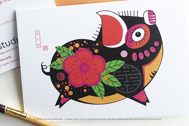 K&ouml;nnte beinhalten: Eine Schwarzwei&szlig;illustration eines Schweins mit roten, rosa und gelben Akzenten. Das Schwein ist von Blumen und Bl&auml;ttern umgeben. Der Text "PIG" und das chinesische Schriftzeichen f&uuml;r "Schwein" befinden sich in der oberen rechten Ecke.