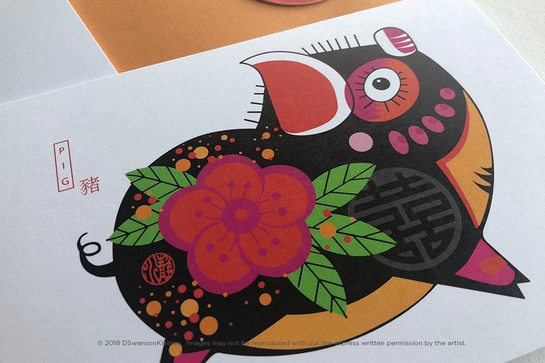K&ouml;nnte beinhalten: Eine schwarze und rote Illustration eines Schweins mit einer gro&szlig;en roten Blume und gr&uuml;nen Bl&auml;ttern. Das Schwein ist von orangefarbenen und schwarzen Punkten umgeben. Der Text "PIG" und das chinesische Schriftzeichen f&uuml;r "Schwein" befinden sich in der oberen linken Ecke.